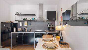 Jääkaappi, mikroaaltouuni, uuni, liesi