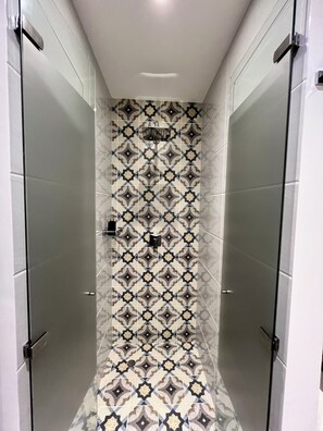 Haartrockner, Handtücher, Seife, Toilettenpapier