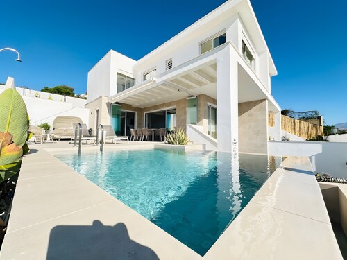 Villa 'Casa Blanca' with Sea View, Wi-Fi and Air Conditioning