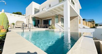 Villa 'Casa Blanca' with Sea View, Wi-Fi and Air Conditioning