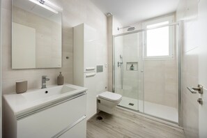 Shower, hair dryer, towels - Villa 'Casa Blanca' with Sea View, Wi-Fi and Air Conditioning (Torre del mar)