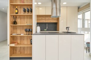 Fridge, oven, stovetop, dishwasher - Apartment 'Mejor Clima Europa' with Sea View, Private Pool and Wi-Fi (El Peñoncillo)