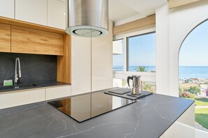 Kjøleskap, ovn, kokeplater og oppvaskmaskin