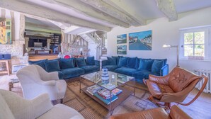 A living room with a sofa set, a coffee table, and a leather armchair. - Maison Le Clos Longlais - Welkeys (Grangues)