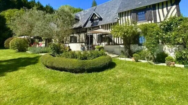 A traditional half-timbered house with a sloped roof, surrounded by well-maintained gardens and trees. - Maison Le Clos Longlais - Welkeys (Grangues)