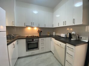 Fridge, oven, stovetop, dishwasher