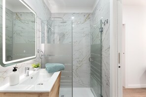 Dusj, hårføner og håndklær