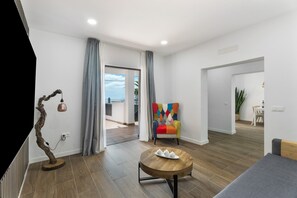 TV - Holiday Home 'Llano Del Rey' with Sea View, Private Pool & Complete Tranquility (Arona)
