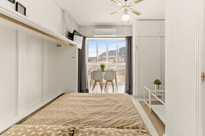 1 slaapkamer, een strijkplank/strijkijzer, gratis wifi, beddengoed