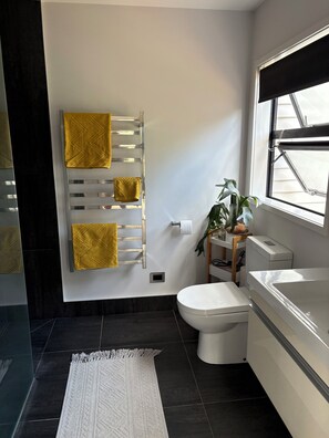 Bruser, hårtørrer, håndklæder, Sæbe