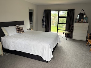 4 bedrooms, iron/ironing board, free WiFi, bed sheets - Coastal Family Retreat - Relax & Play at Papamoa Beach (Bay of Plenty)