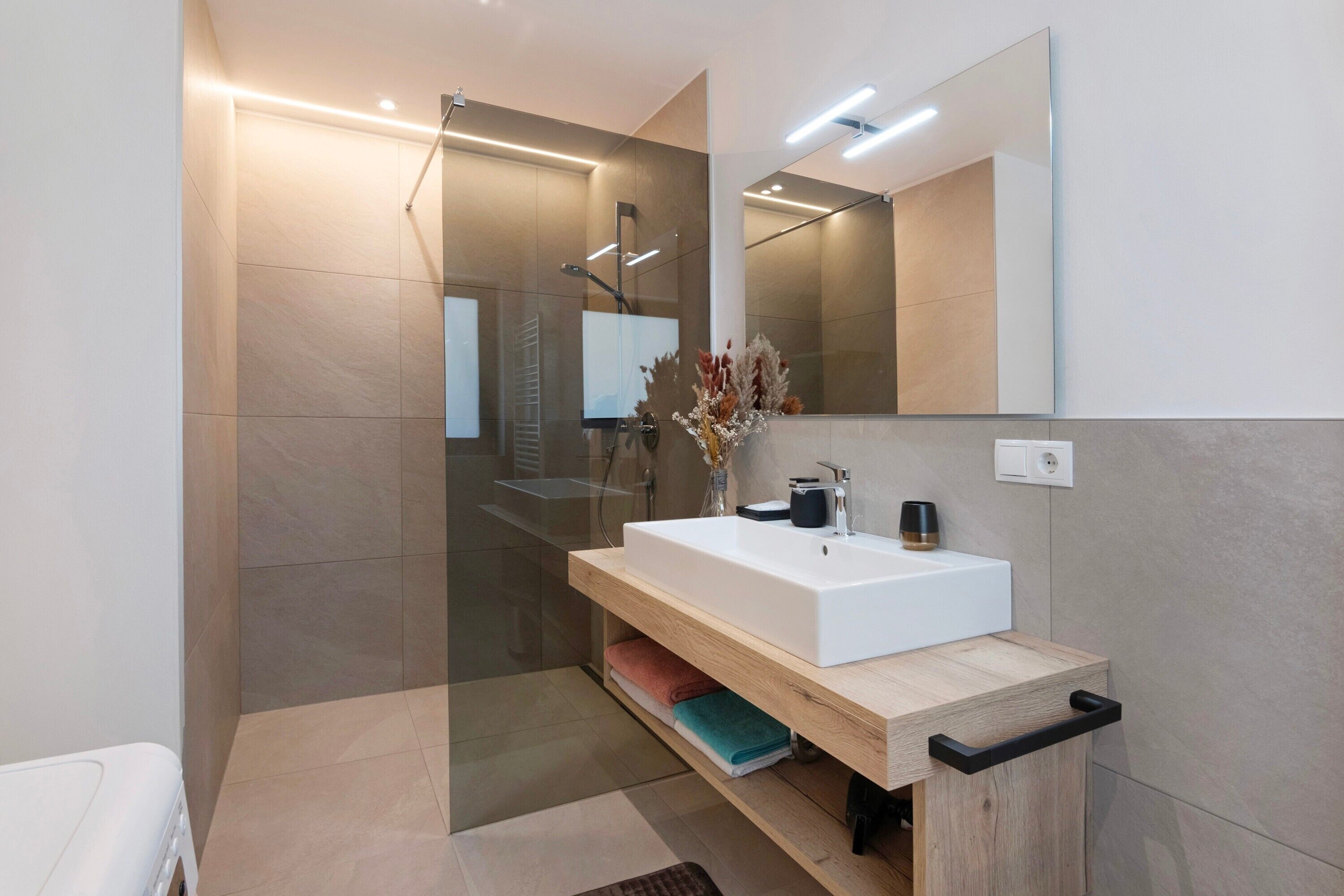 Een douche, een haardroger, handdoeken
