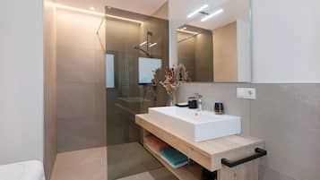 Een douche, een haardroger, handdoeken