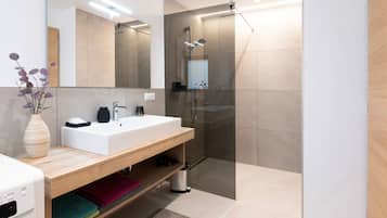 Douche, sèche-cheveux, serviettes fournies