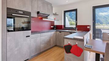 Fridge, oven, stovetop, dishwasher