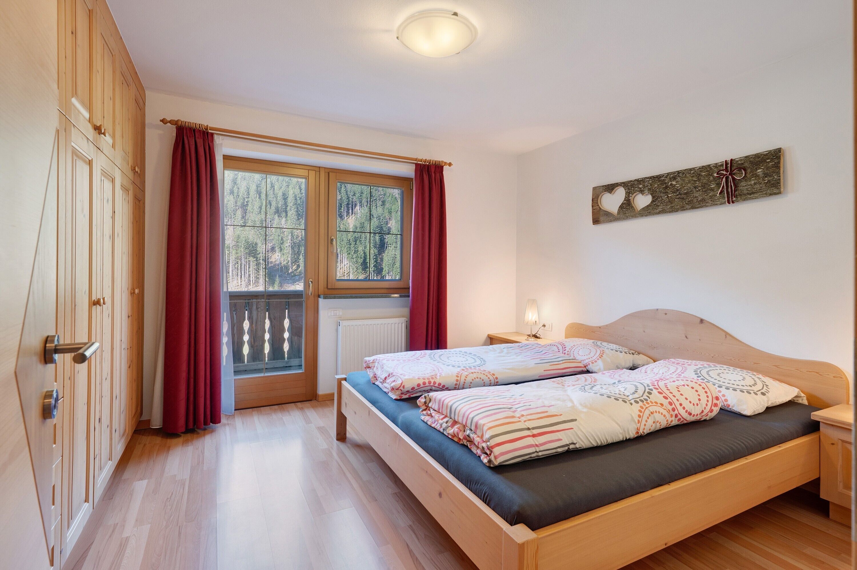 2 室のベッドルーム、WiFi (無料)、ベッドシーツ