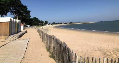 Bed and Breakfast 'La Brée Les Bains' with Shared Terrace, Shared Garden and Wi-Fi