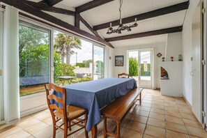 Dining - Bed and Breakfast 'Grillon La Brée Les Bains' with Shared Terrace, Shared Garden and Wi-Fi (La Brée-les-Bains)