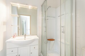 シャワー、ヘアドライヤー、タオル