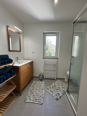 Douche, sèche-cheveux, serviettes fournies