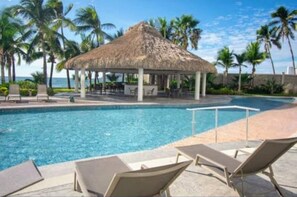 Een buitenzwembad, een verwarmd zwembad