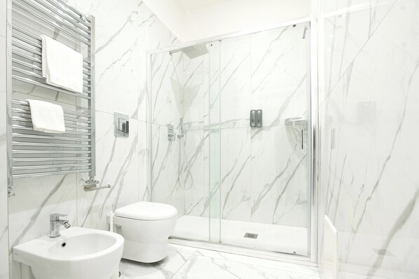 Classic-Apartment, Balkon | Badezimmer