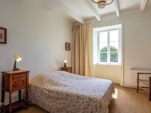 4 bedrooms, iron/ironing board, free WiFi