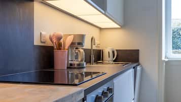 Een koelkast, een magnetron, een oven, een kookplaat