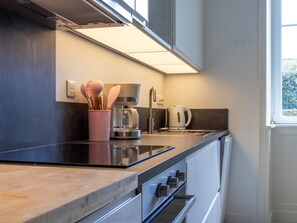 Fridge, microwave, oven, stovetop - Holiday Home 'Au Cœur De Locquirec' with Private Terrace, Private Garden and Wi-Fi (Locquirec)