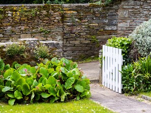 Property grounds - Holiday Home 'Au Cœur De Locquirec' with Private Terrace, Private Garden and Wi-Fi (Locquirec)