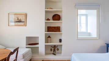 4 bedrooms, iron/ironing board, free WiFi