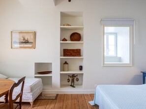 4 bedrooms, iron/ironing board, free WiFi - Holiday Home 'Au Cœur De Locquirec' with Private Terrace, Private Garden and Wi-Fi (Locquirec)