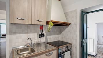 KĂŒhlschrank, Mikrowelle, Ofen, Herdplatte