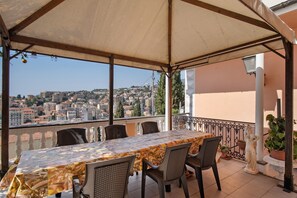 Outdoor dining - Apartment 'Nonna Vivaldi Relax' with Sea View, Private Terrace and Wi-Fi (Sanremo)