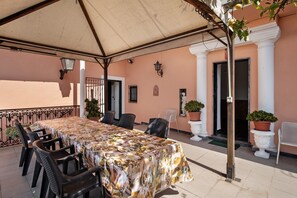 Outdoor dining - Apartment 'Nonna Vivaldi Relax' with Sea View, Private Terrace and Wi-Fi (Sanremo)