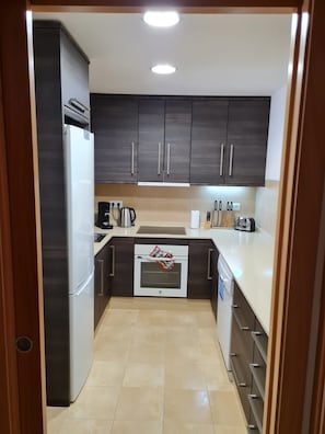 Wasserkocher mit Kaffee-/Teezubehör, Kühlschrank, Mikrowelle