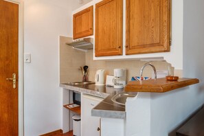 Kühlschrank, Ofen, Herdplatte, Wasserkocher mit Kaffee-/Teezubehör