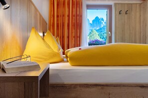 1 bedroom, free WiFi, bed sheets - Room 'Veltierhof 1' with Mountain View, Private Terrace and Wi-Fi (Funes)