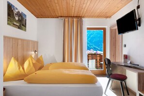1 bedroom, free WiFi, bed sheets - Room 'Doppelzimmer 8' with Mountain View, Private Terrace and Wi-Fi (Funes)