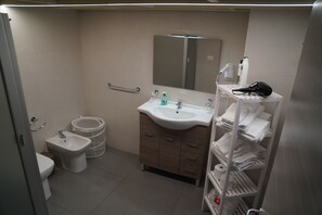 Doccia, asciugacapelli, bidet, asciugamani