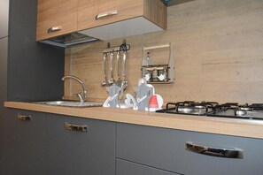 Kylskåp, mikrovågsugn, ugn och spishäll