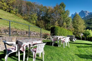 Outdoor dining - Room 'Dreibettzimmer 3' with Mountain View, Private Terrace and Wi-Fi (Funes)