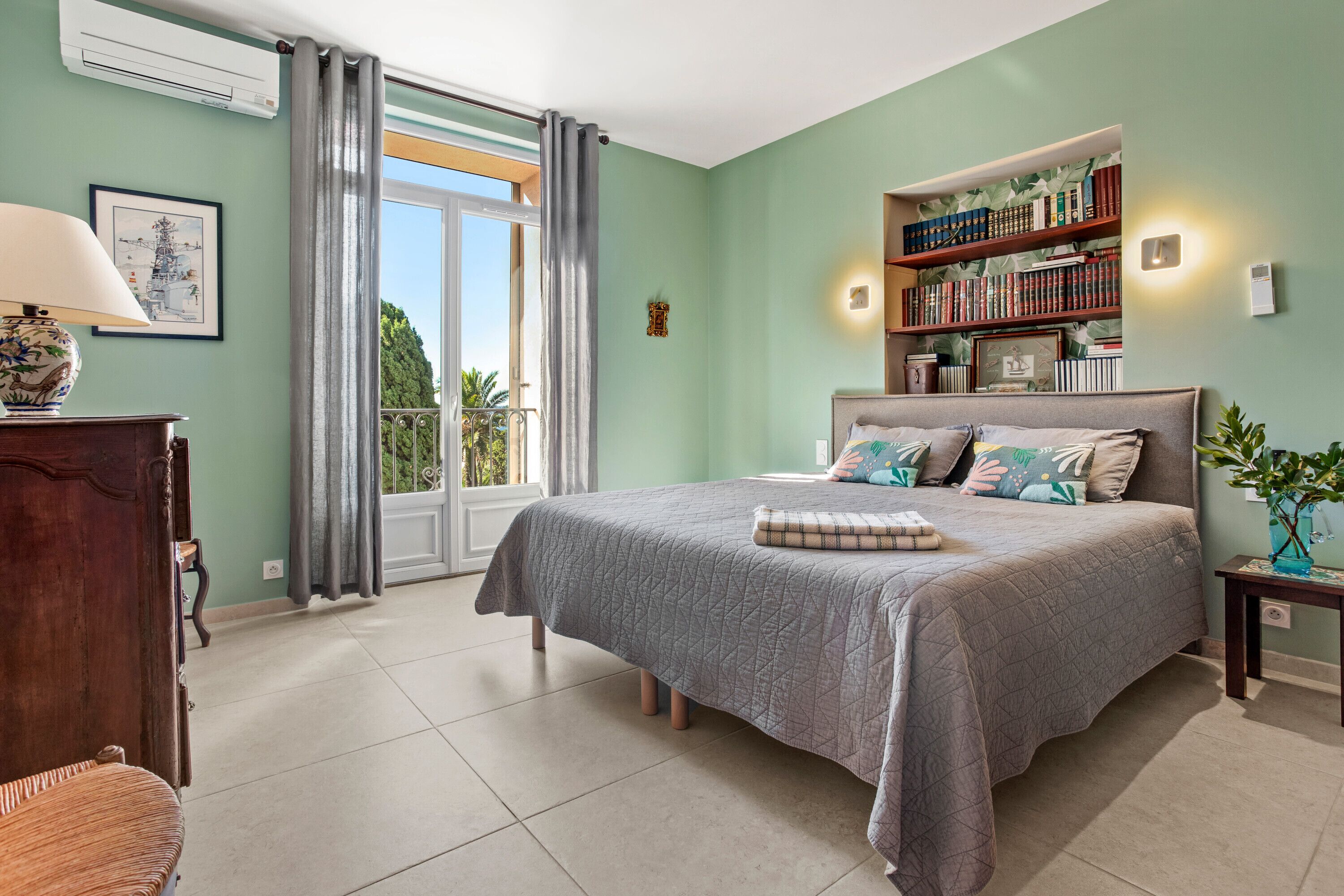 4 bedrooms, iron/ironing board, free WiFi, bed sheets