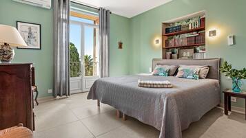 4 bedrooms, iron/ironing board, free WiFi, bed sheets