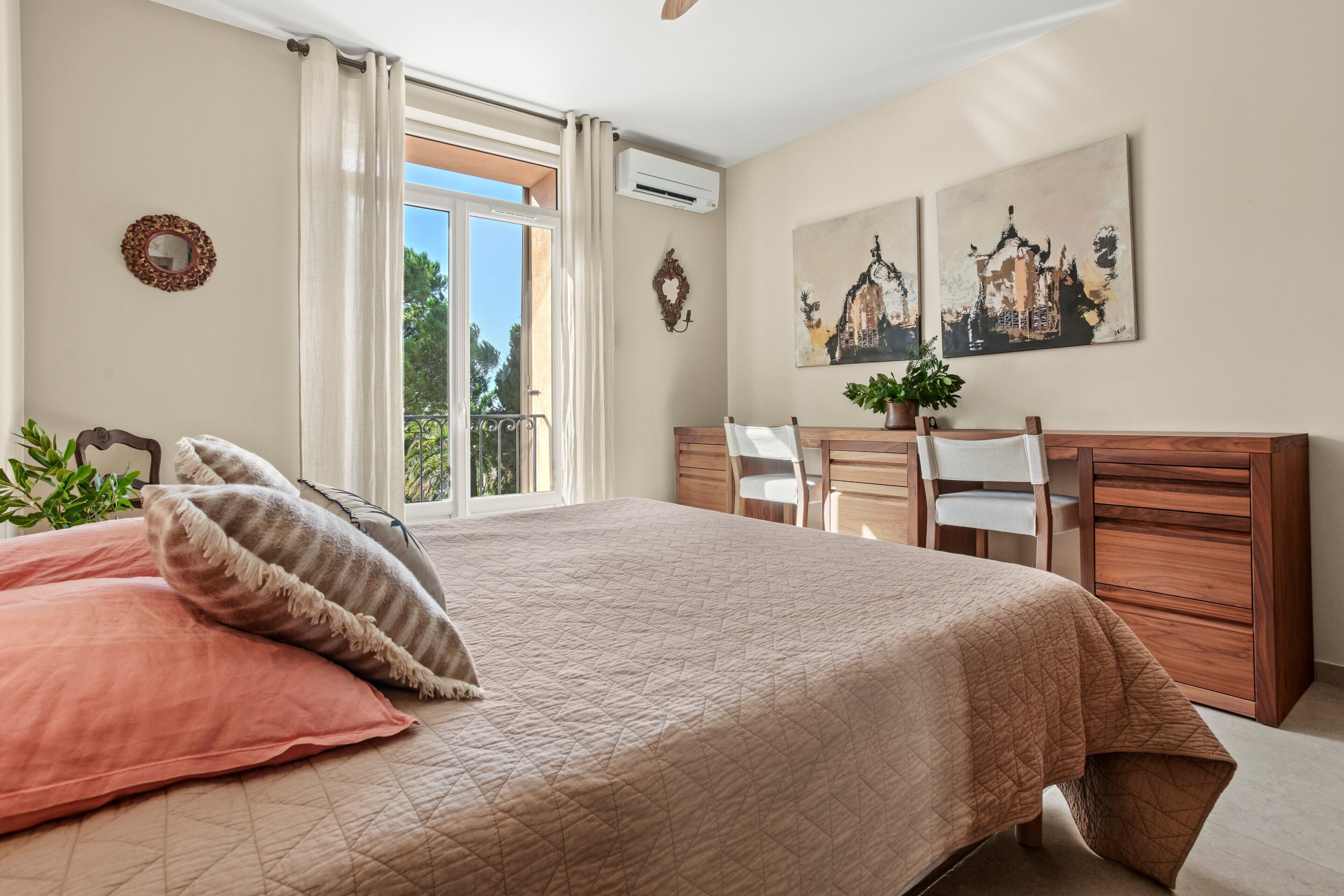 4 bedrooms, iron/ironing board, free WiFi, bed sheets