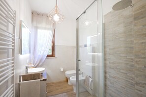 Regadera, secadora de cabello, toallas 