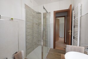 Shower, hair dryer, towels - Apartment 'Blu Trasimeno' with Private Garden, Wi-Fi and Air Conditioning (Tuoro sul Trasimeno)