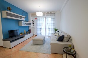 TV - Apartment 'Blu Trasimeno' with Private Garden, Wi-Fi and Air Conditioning (Tuoro sul Trasimeno)