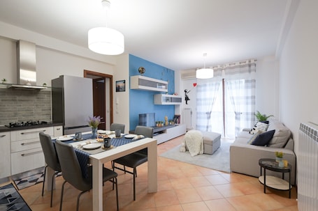 Télévision. Appartement 'Blu Trasimeno' avec jardin privé, Wi-Fi et climatisation