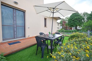 Outdoor dining - Apartment 'Blu Trasimeno' with Private Garden, Wi-Fi and Air Conditioning (Tuoro sul Trasimeno)